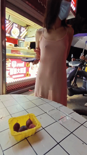 真空透视露出买夜宵，后面围了一群人，旁边还有人偷拍，吓的我都不敢拍了 - 内容 1