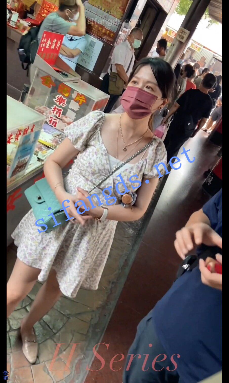 【HUTU系列CD】73.抄底买菜的少妇白N夹出B缝 - 内容 2