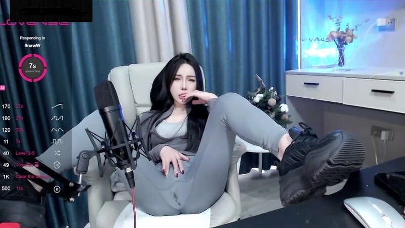 Stripchat站，网红女神【sm_Yingzi】隔紧身裤自摸流水，脱光光假屌抽插，地上骑乘位
