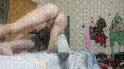 漂亮灰丝少妇 啊我高潮了 我操的爽吧 吃快餐被小哥抱着猛怼套子都掉了操的很舒服 貌似被内射了 - 内容 1